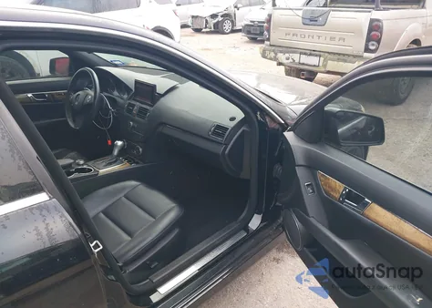 2010 Mercedes-Benz C 350 Sport z USA, uszkodzony, nr VIN WDDGF5GB3AR092323